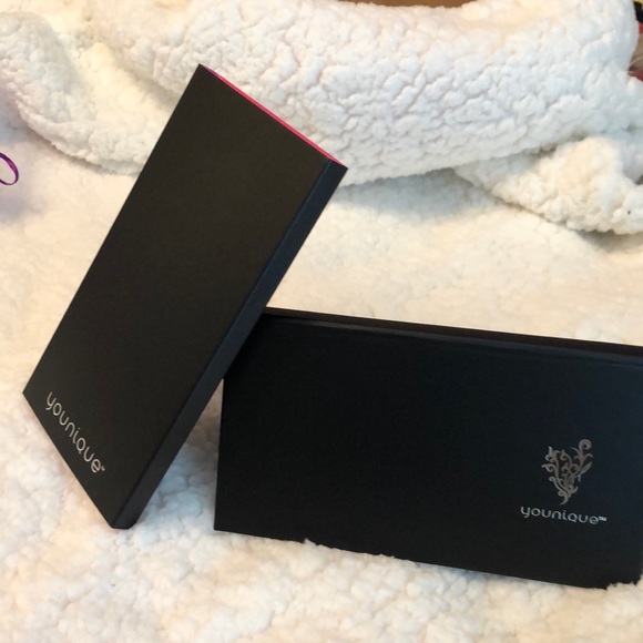 Younique Moodstruck Pressed Shadow 8 Palette - Picture 1 of 2